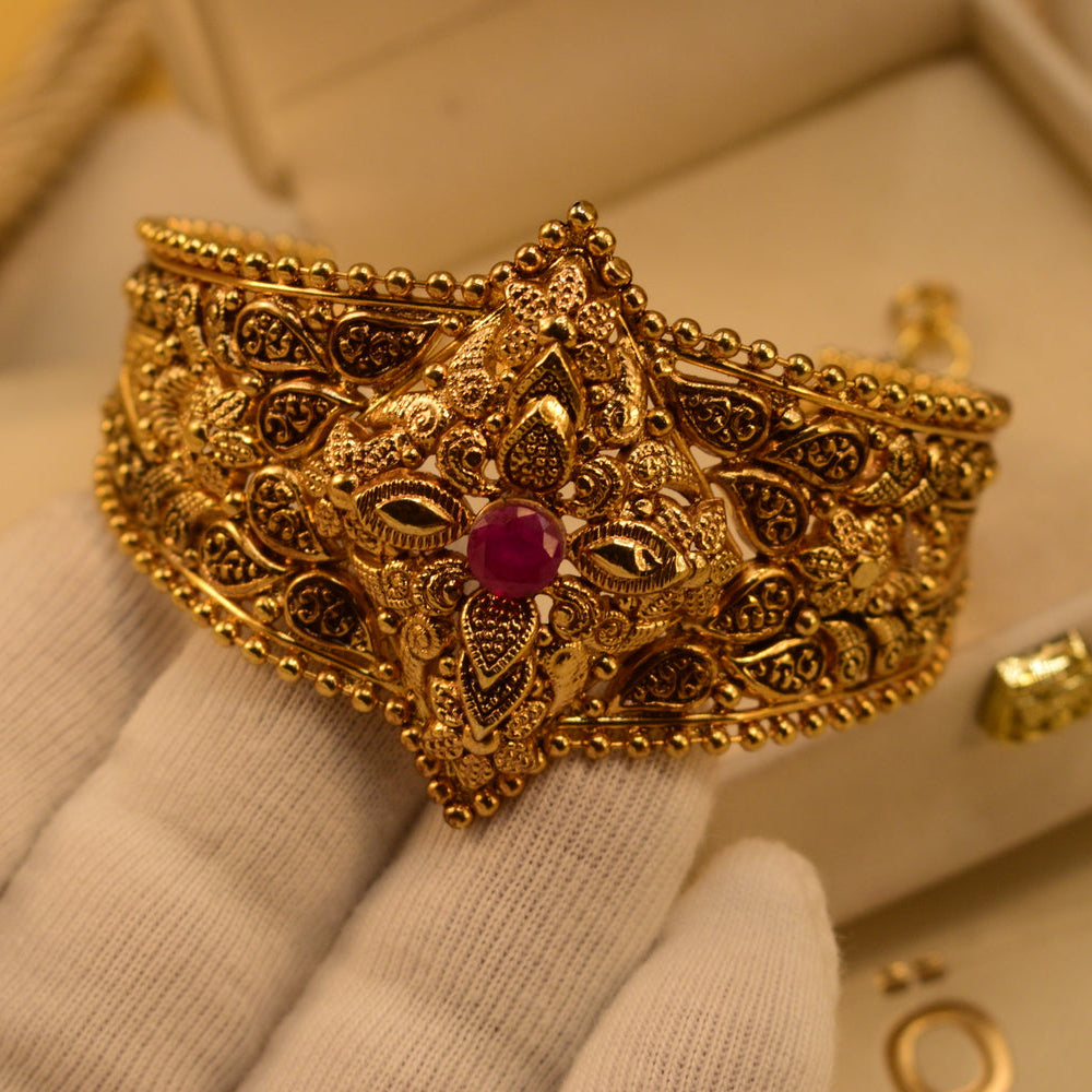Dazzling Design Gold Plated Crystal Stones Bangle for Girls/Women