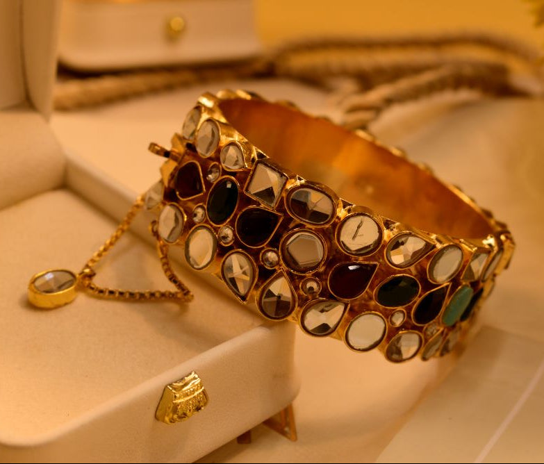Elegant Design Gold Plated Crystal Stones Bangle for Girls/Women