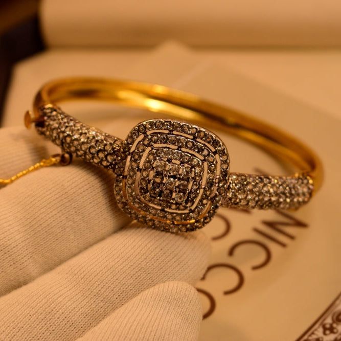 Charming Design Gold Plated Crystal Stones Bangle for Girls/Women