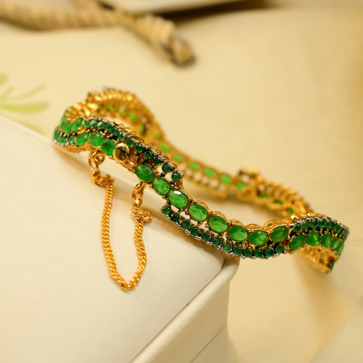 Luxury Design Gold Plated Crystal Stones Bangle for Girls/Women