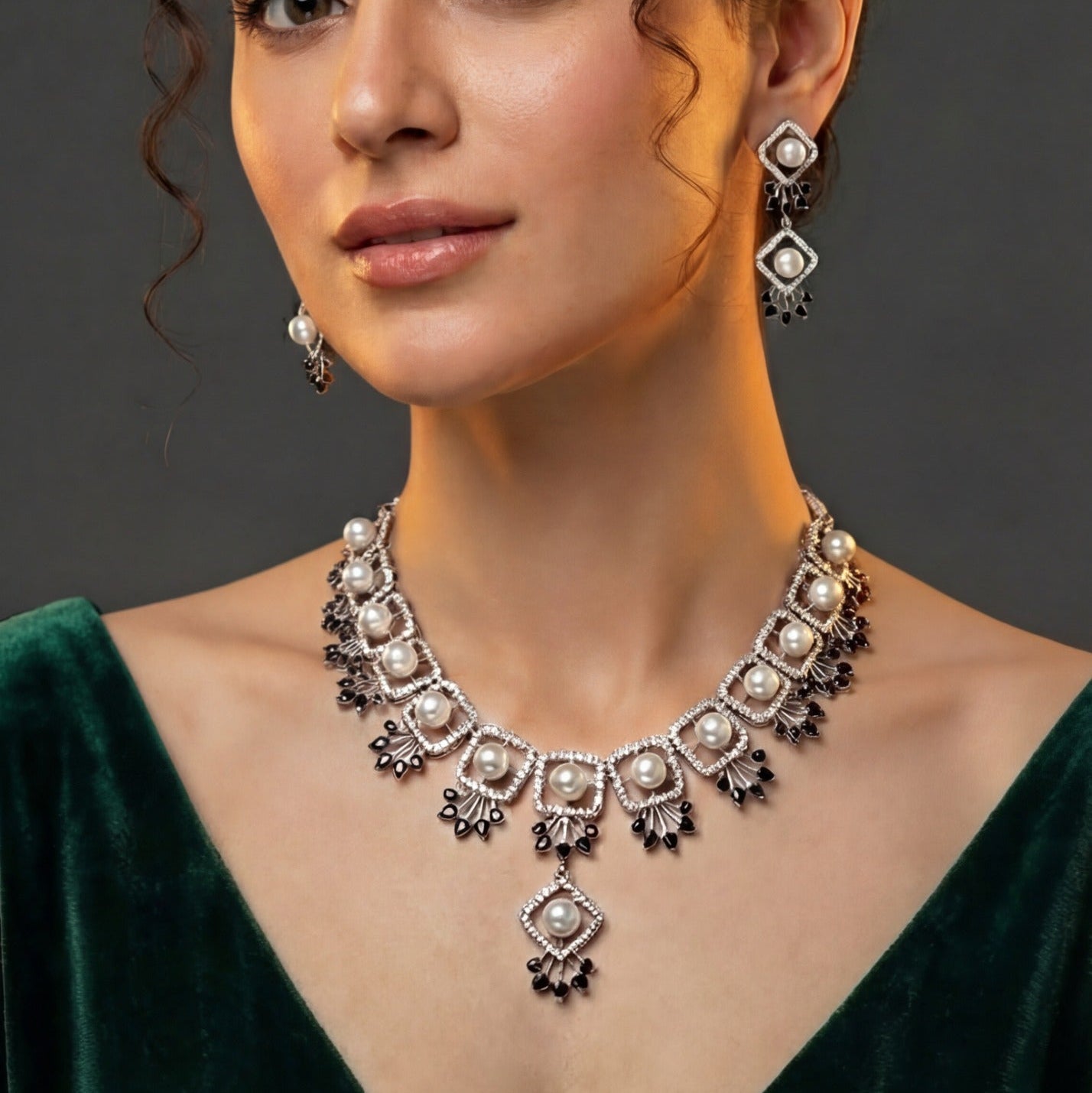 Fancy Design Silver Plated Crystal Stones Necklace Set for Girls/Women