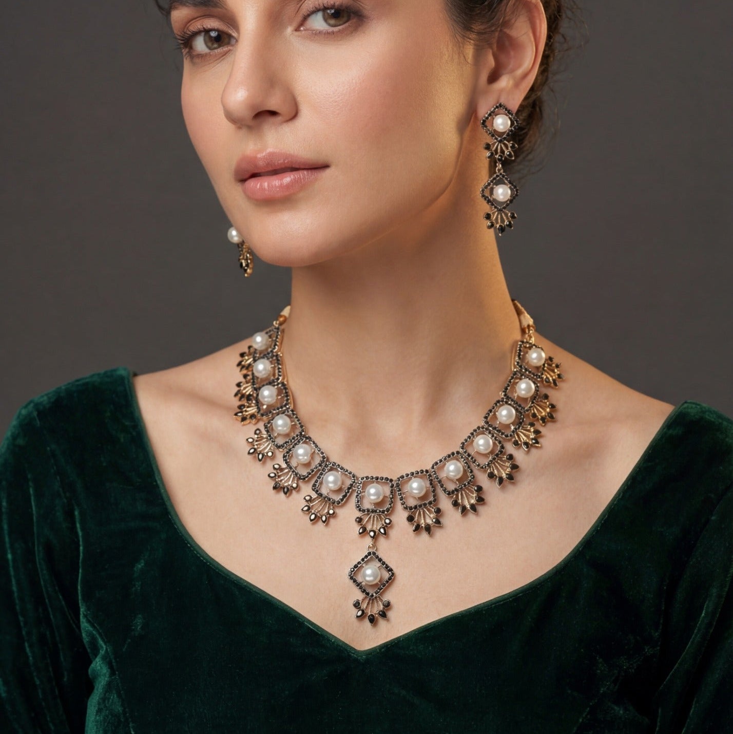 Glamorous Design Gold Plated Crystal Stones Necklace Set for Girls/Women
