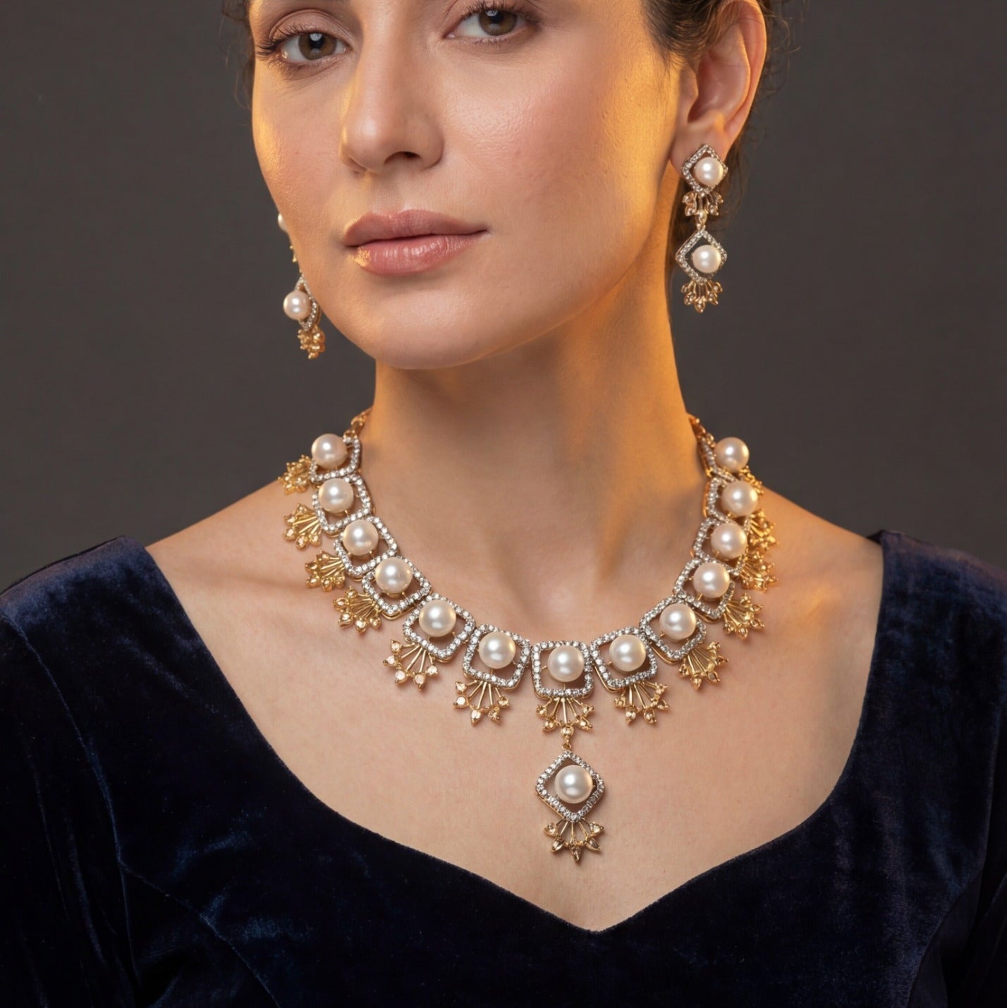 Glamorous Design Gold Plated Crystal Stones Necklace Set for Girls/Women