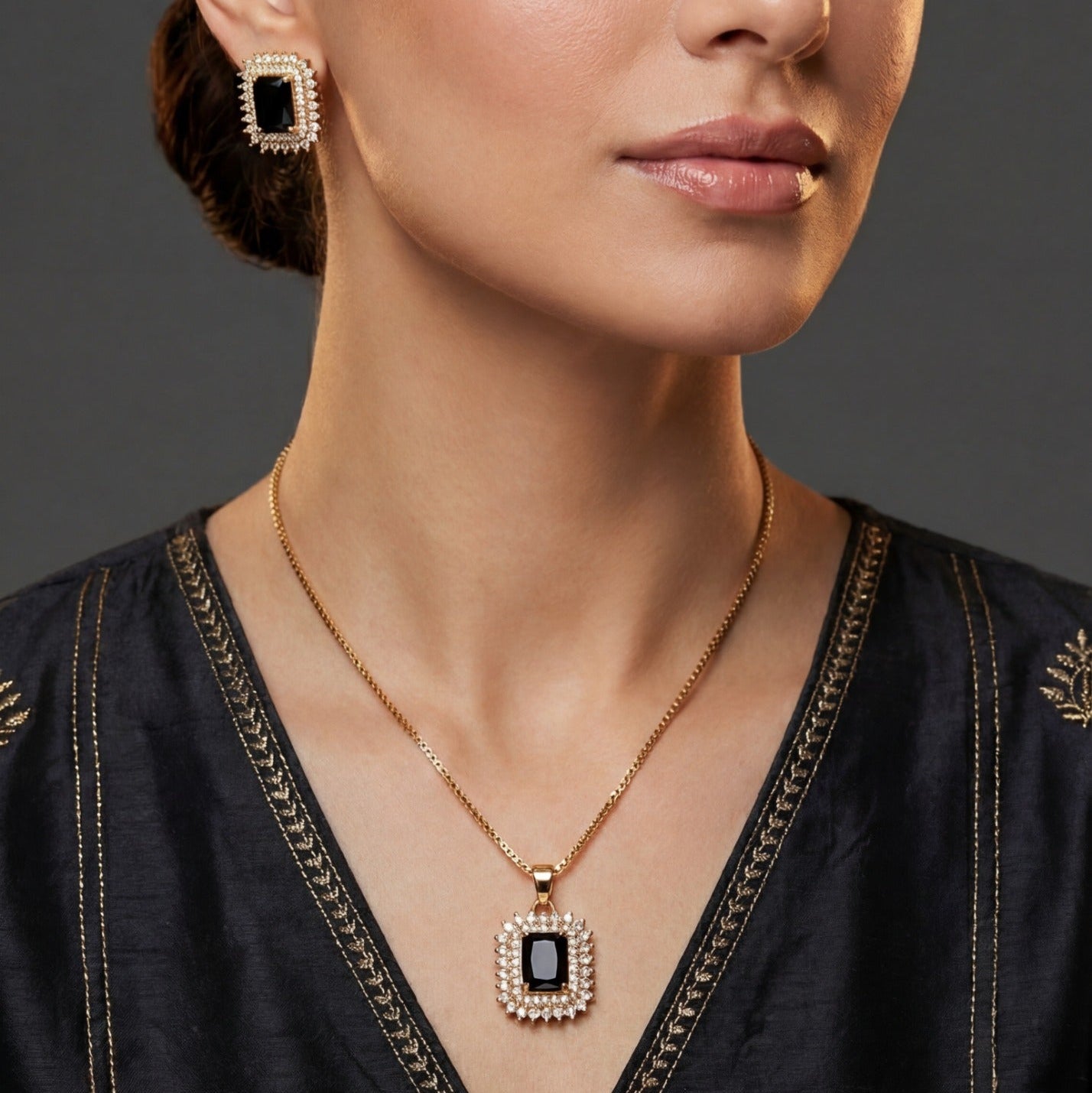 Beautiful Design Gold Plated Crystal Stones Necklace Set for Girls/Women