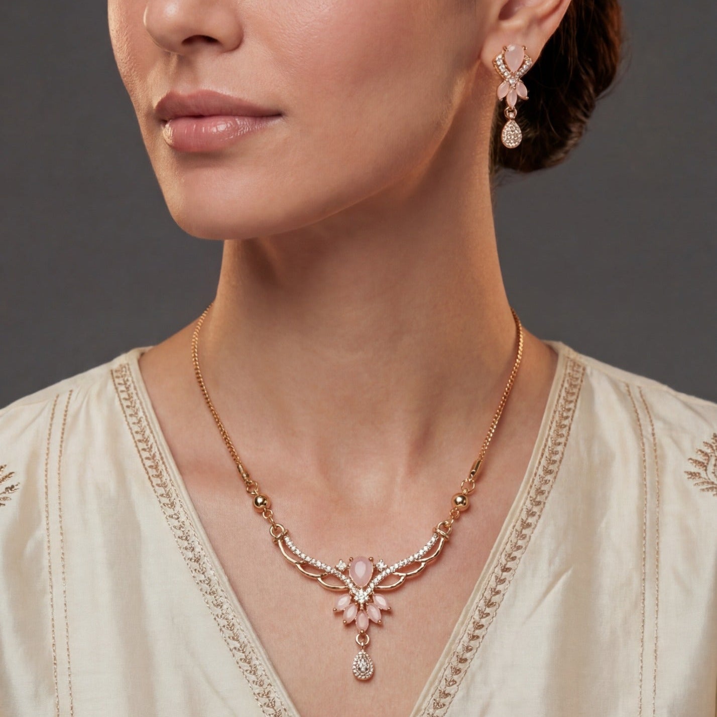 Stylish Design Gold Plated Crystal Stones Necklace Set for Girls/Women