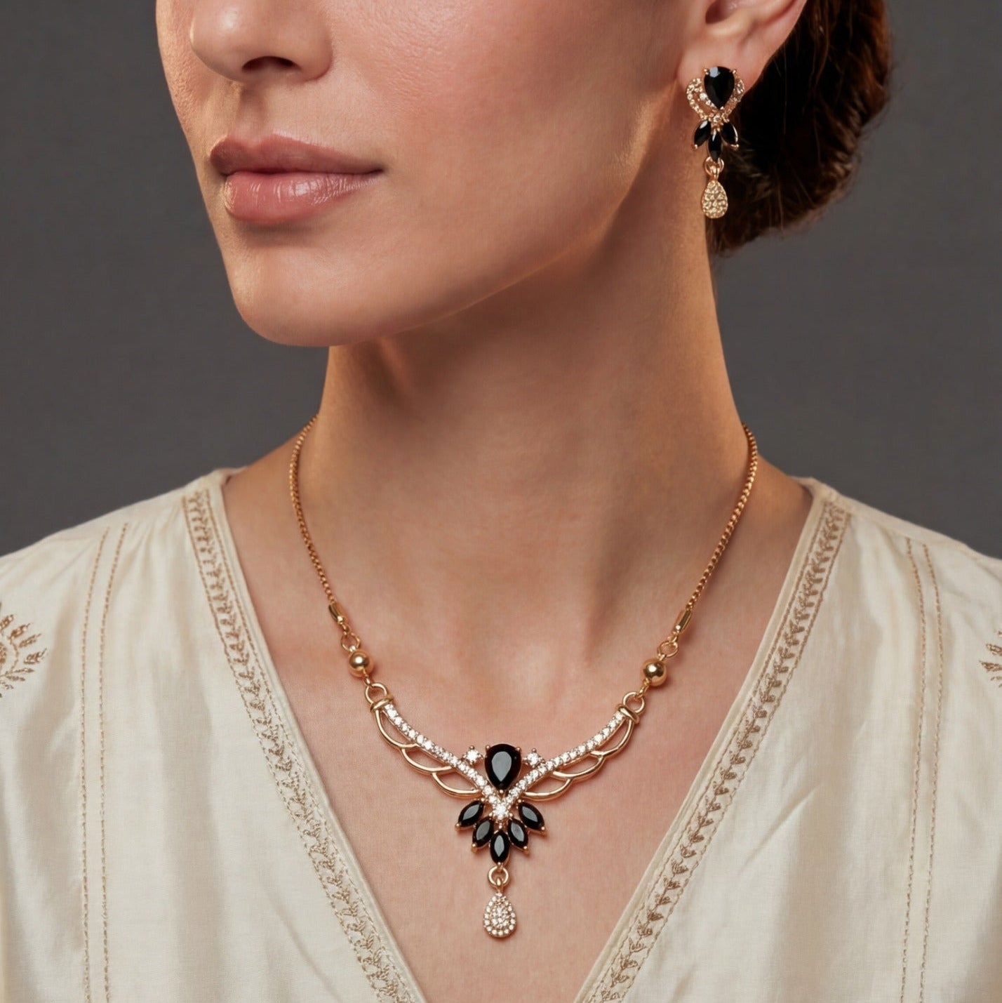 Stylish Design Gold Plated Crystal Stones Necklace Set for Girls/Women