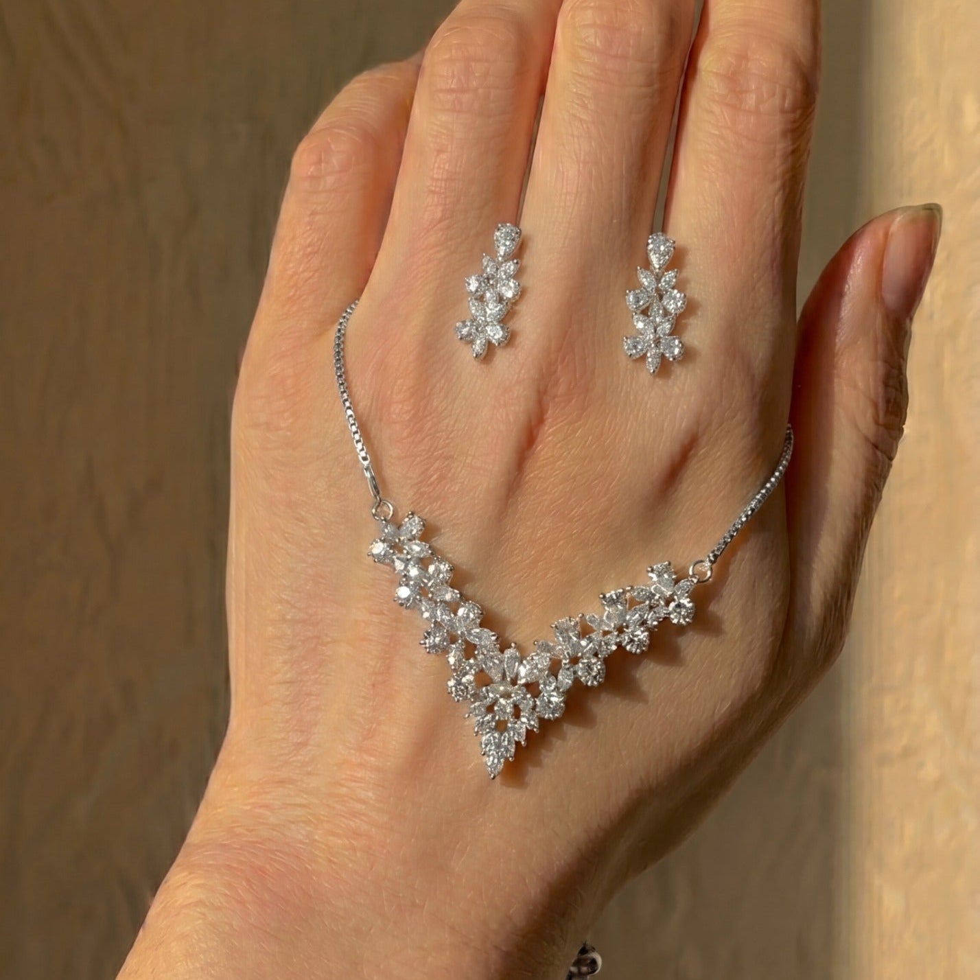 Sparkling Unique Design Crystal Stones Necklace Set for Girls/Women