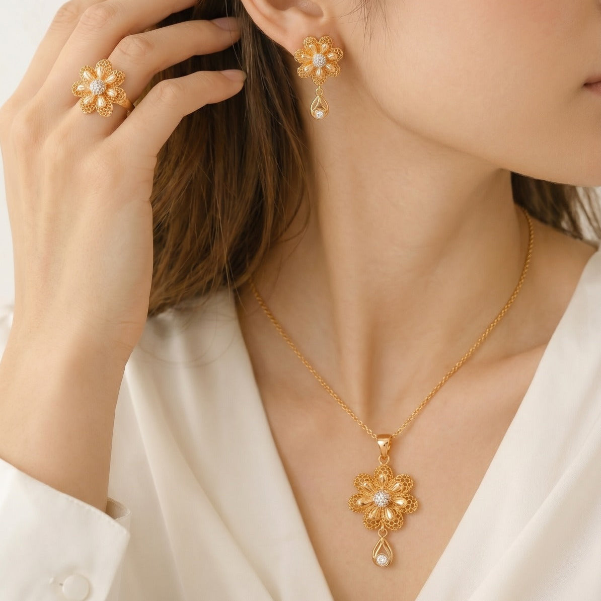 Beautiful Design Gold Plated Crystal Stones Necklace Set For Girls/Women