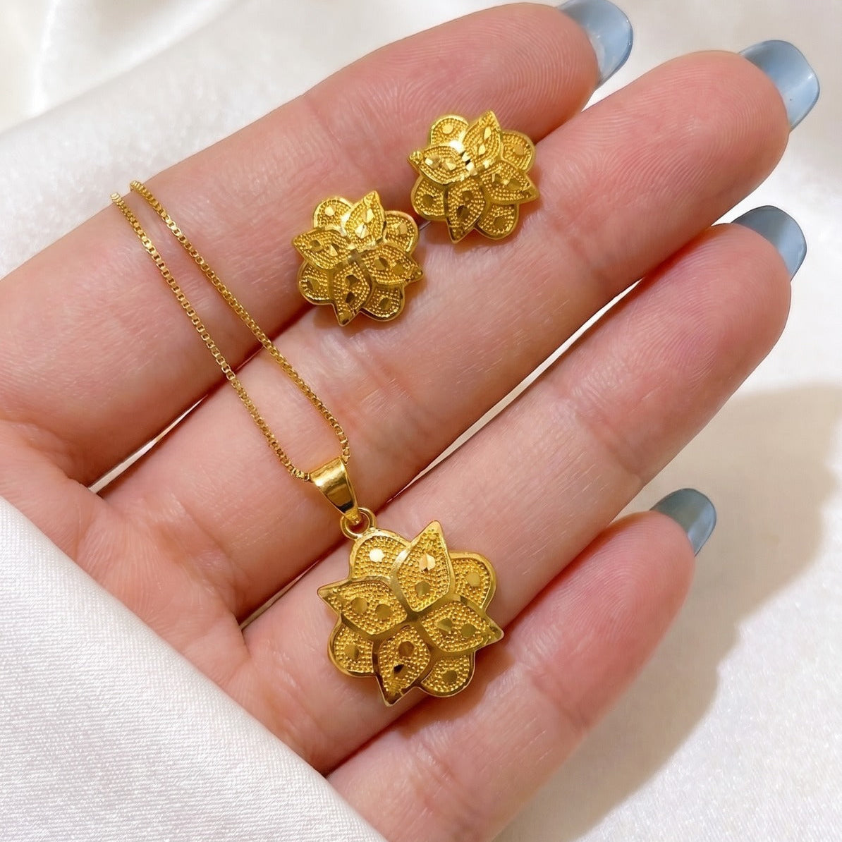 Beautiful Design Gold Plated Crystal Stones Necklace Set for Girls/Women