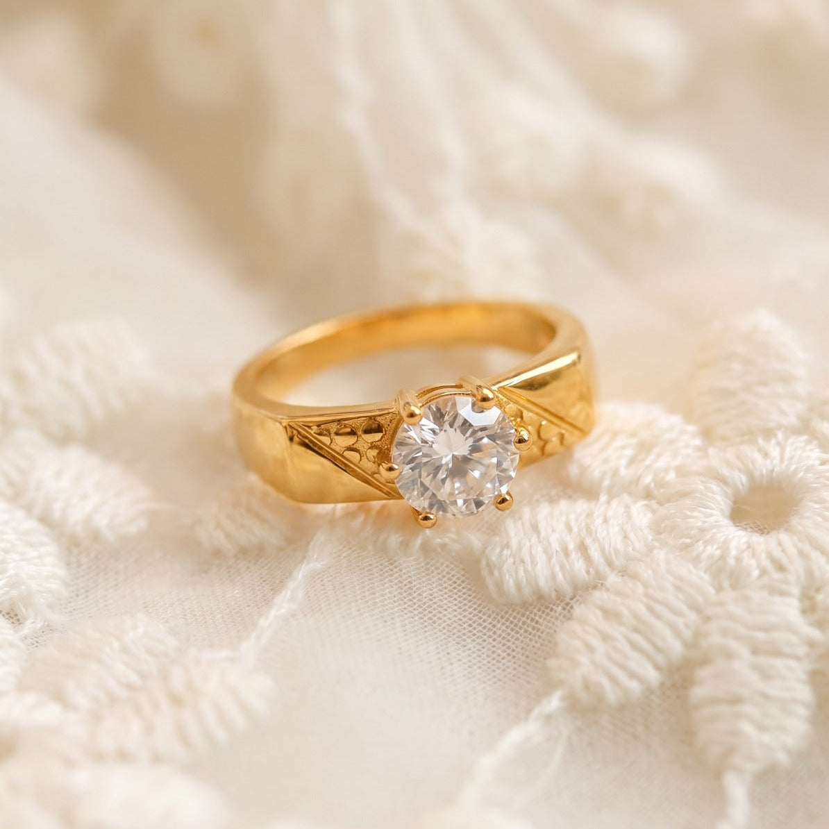 Glamorous Design Gold Plated Crystal Stones Ring For Girls/Women