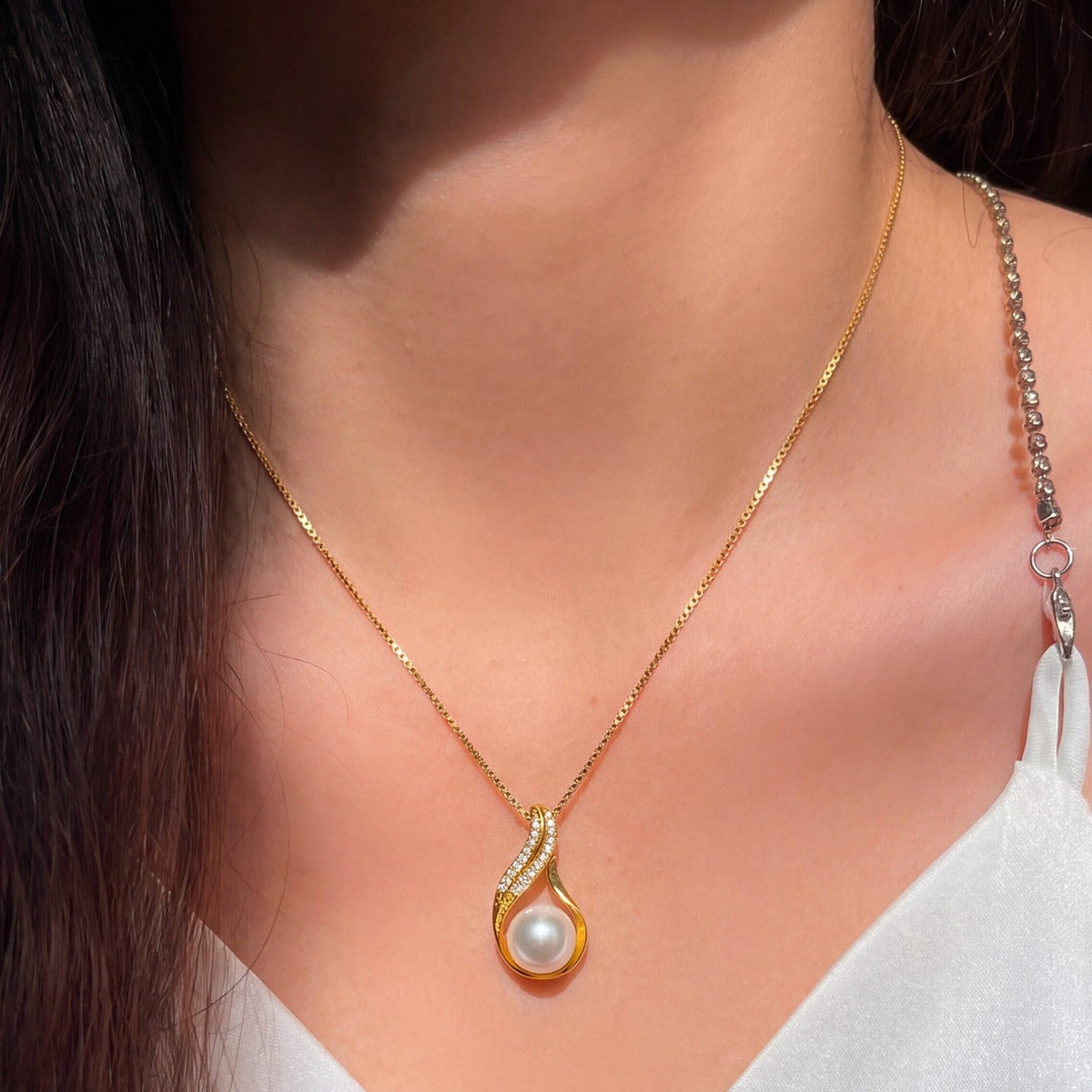 Dazzling Unique Design Gold Plated Pearl Pendant for Girls/Women