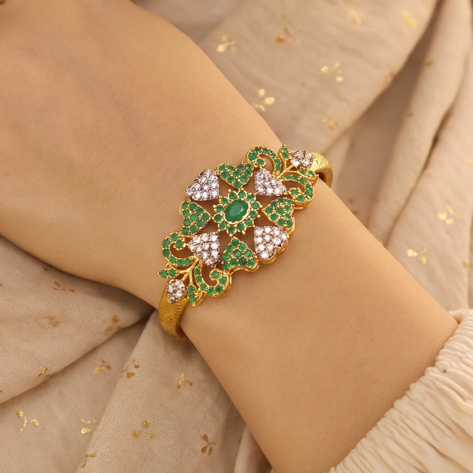 Charming Design Gold Plated Crystal Stones Bangle for Girls/Women