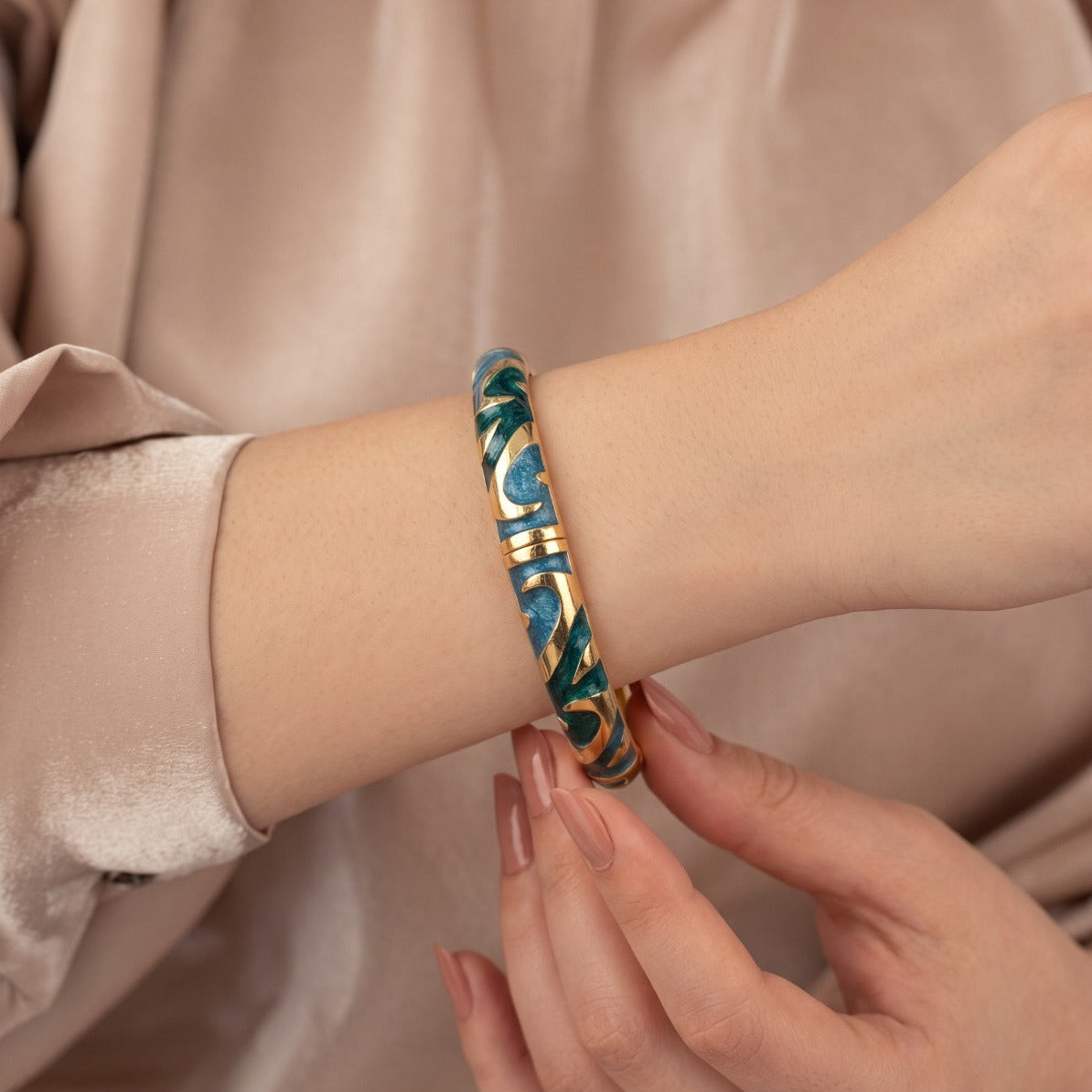 Sparkling Unique Design Gold Plated Bangle for Girls/Women