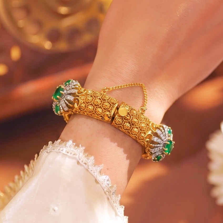 Beautiful Design Gold Plated Crystal Stones Bangle for Girls/Women