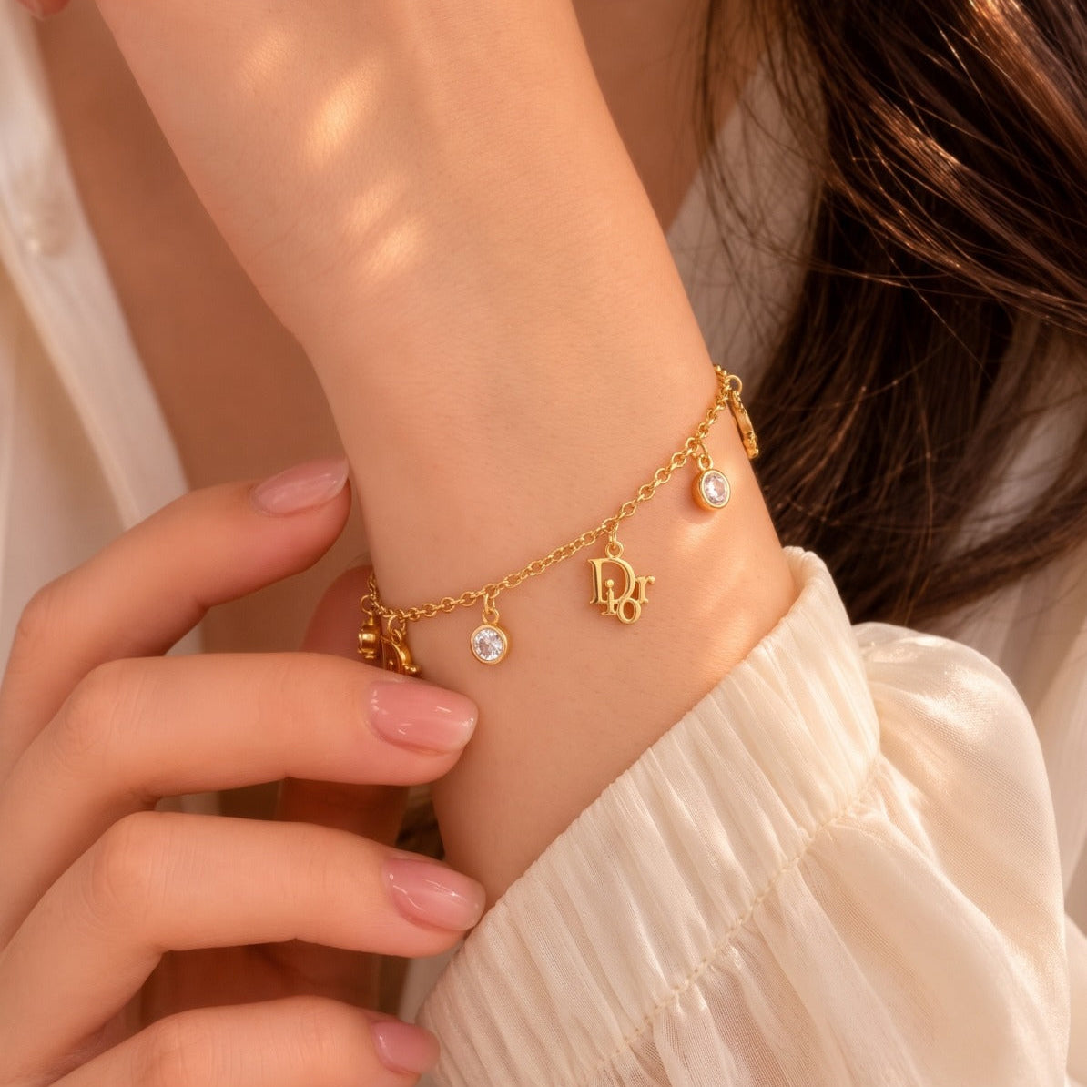 Gorgeous Design Gold Plated Crystal Stones Bracelet For Girls/women