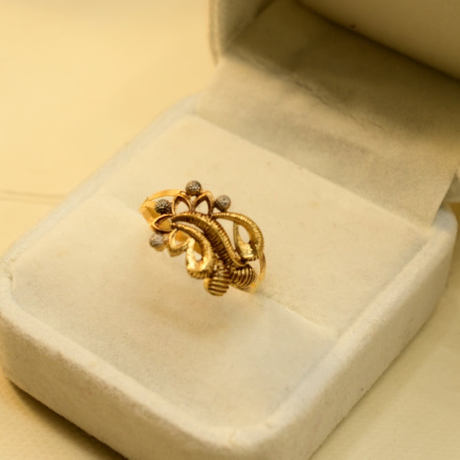 Sparkling Unique Design Gold Plated Ring For Girls/Women