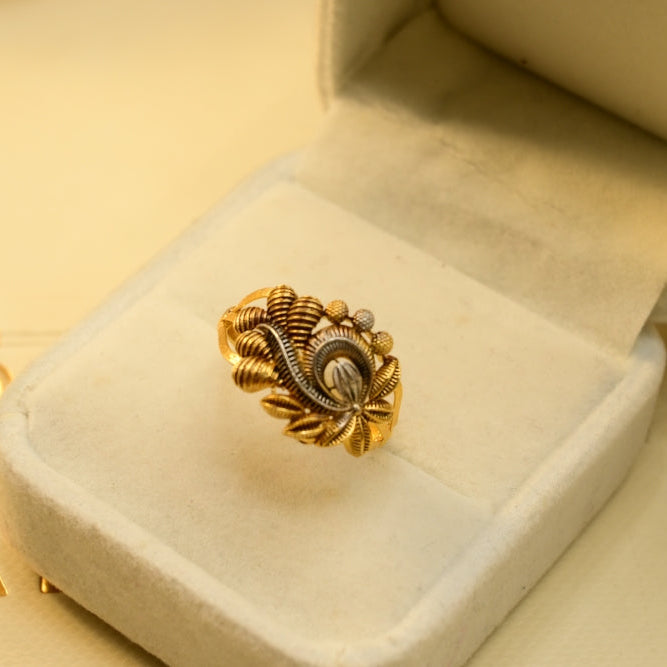 Luminous Unique Design Gold Plated Ring For Girls/women