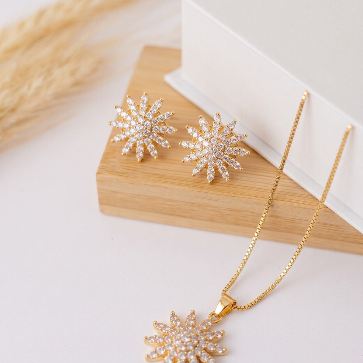 Stylish Design Gold Plated Crystal Stones Necklace Set for Girls/Women