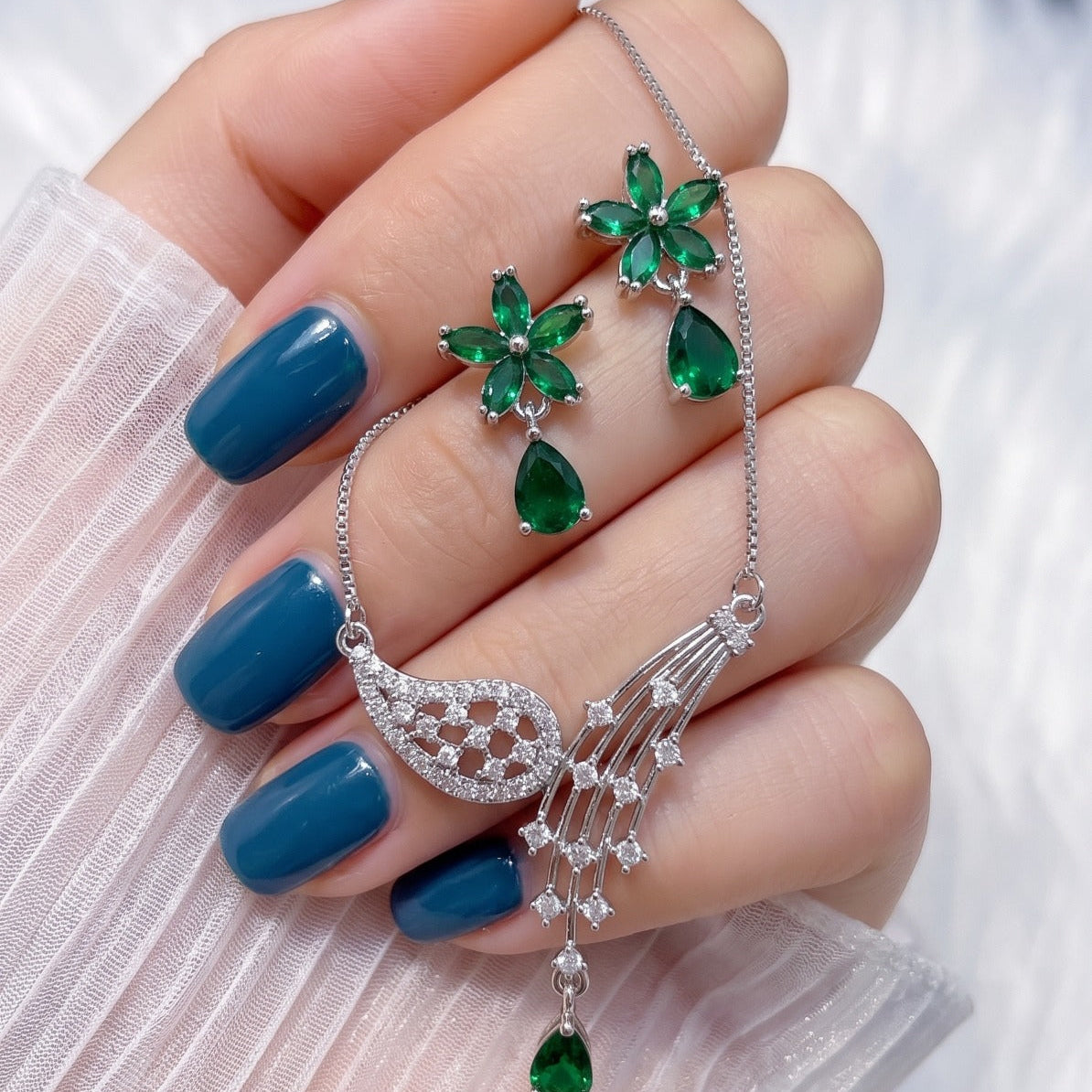 Stylish Design Silver Plated Crystal Stones Necklace Set for Girls/Women