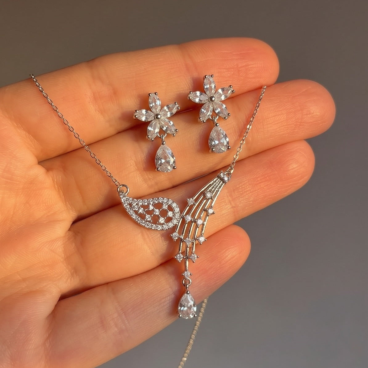 Stylish Design Silver Plated Crystal Stones Necklace Set for Girls/Women