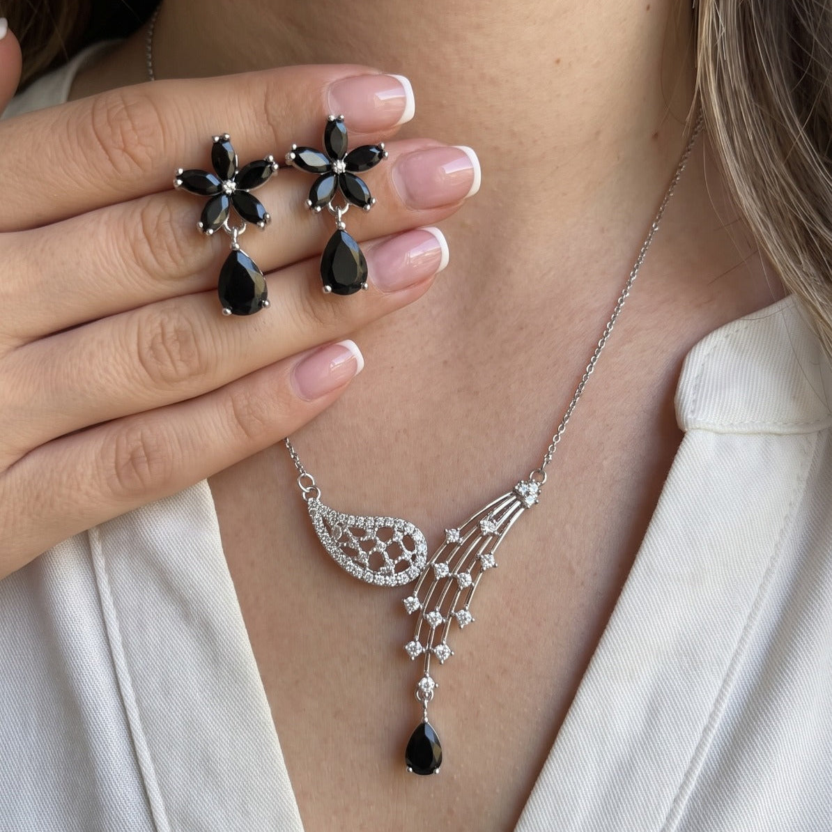 Stylish Design Silver Plated Crystal Stones Necklace Set for Girls/Women
