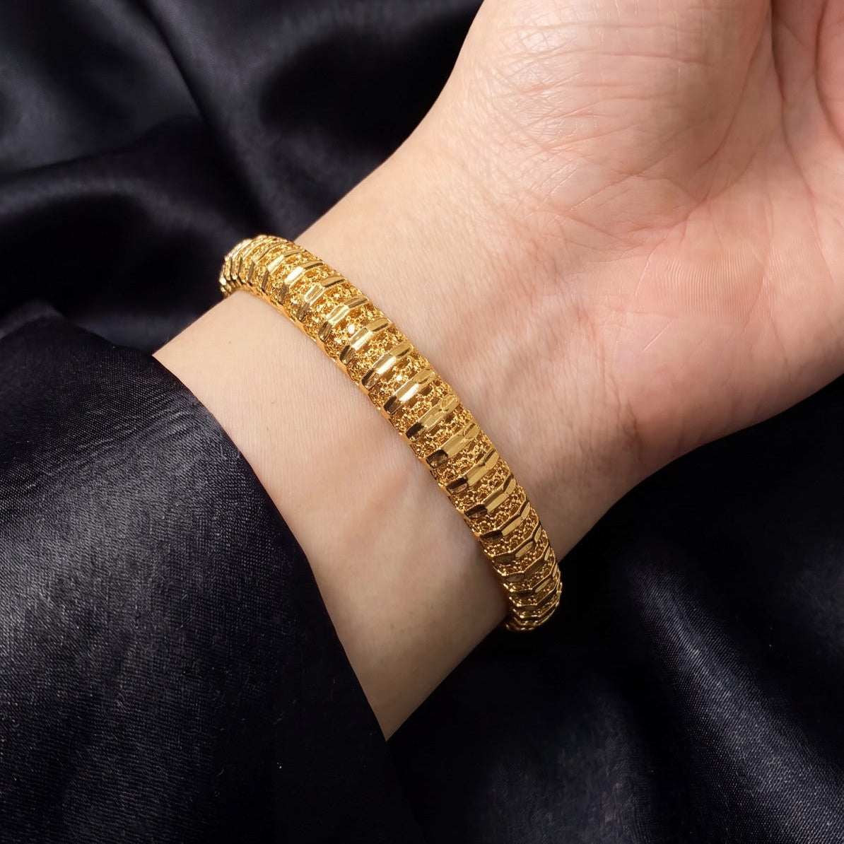 Luxury Unique Design Gold Plated Bangle For Girls/women