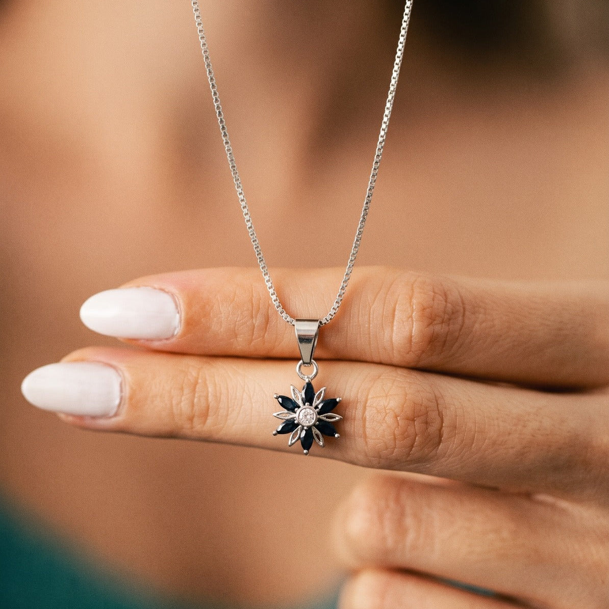 Elegant Design Silver Plated Crystal Stones Necklace For Girls/women