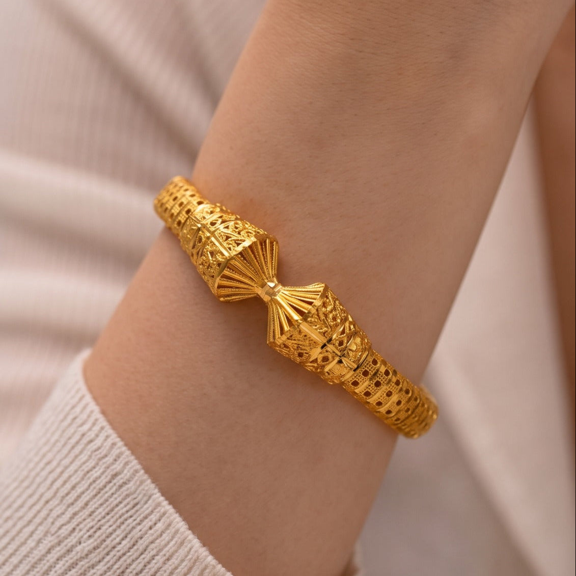 Gorgeous Design Gold Plated Crystal Stones Bangle For Girls/women
