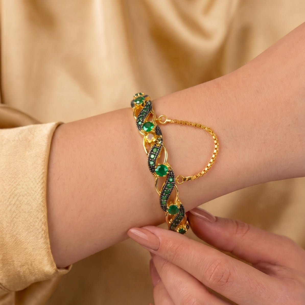 Elegant Design Gold Plated Crystal Stones Bangle For Girls/women