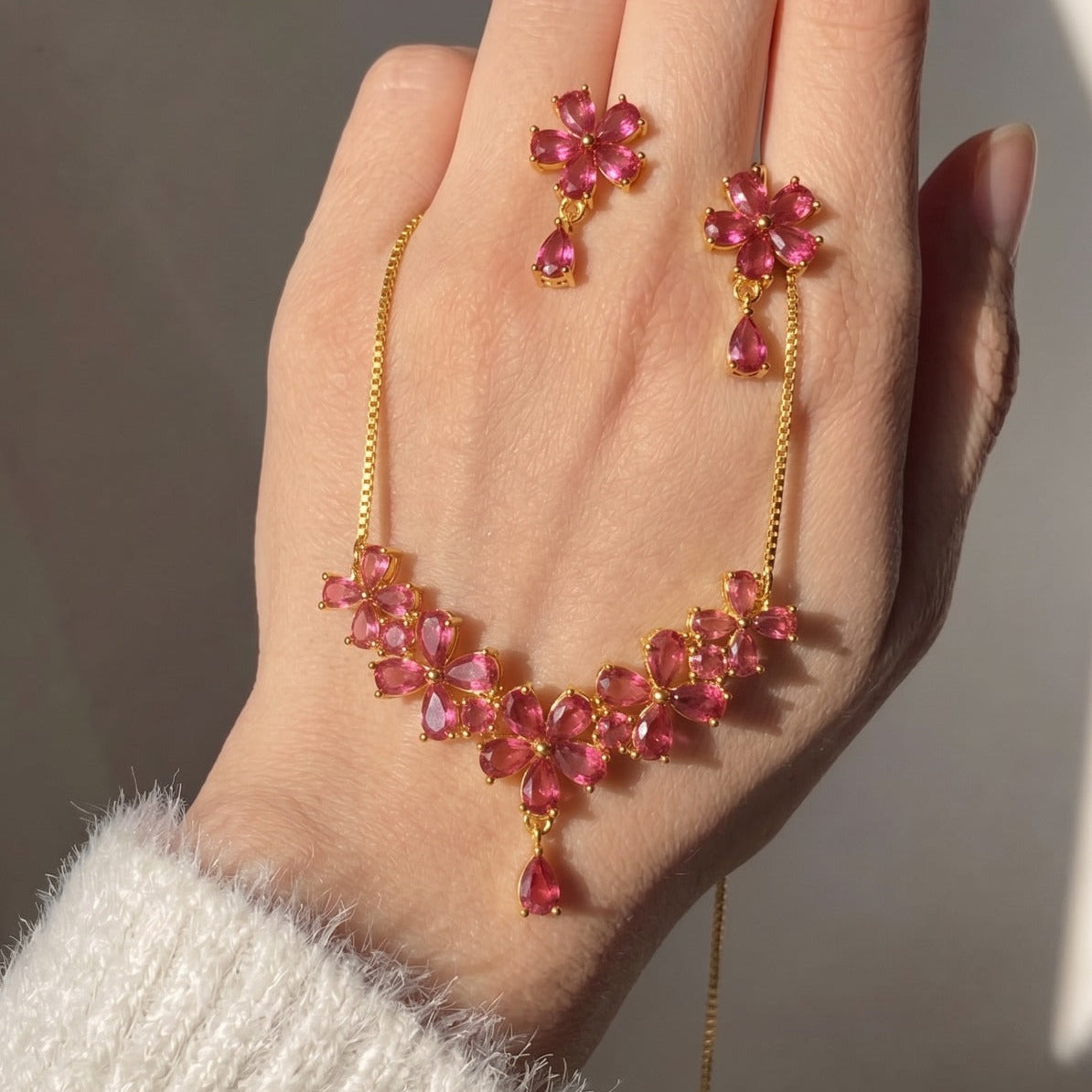Stylish Design Gold Plated Crystal Stones Necklace Set for Girls/Women