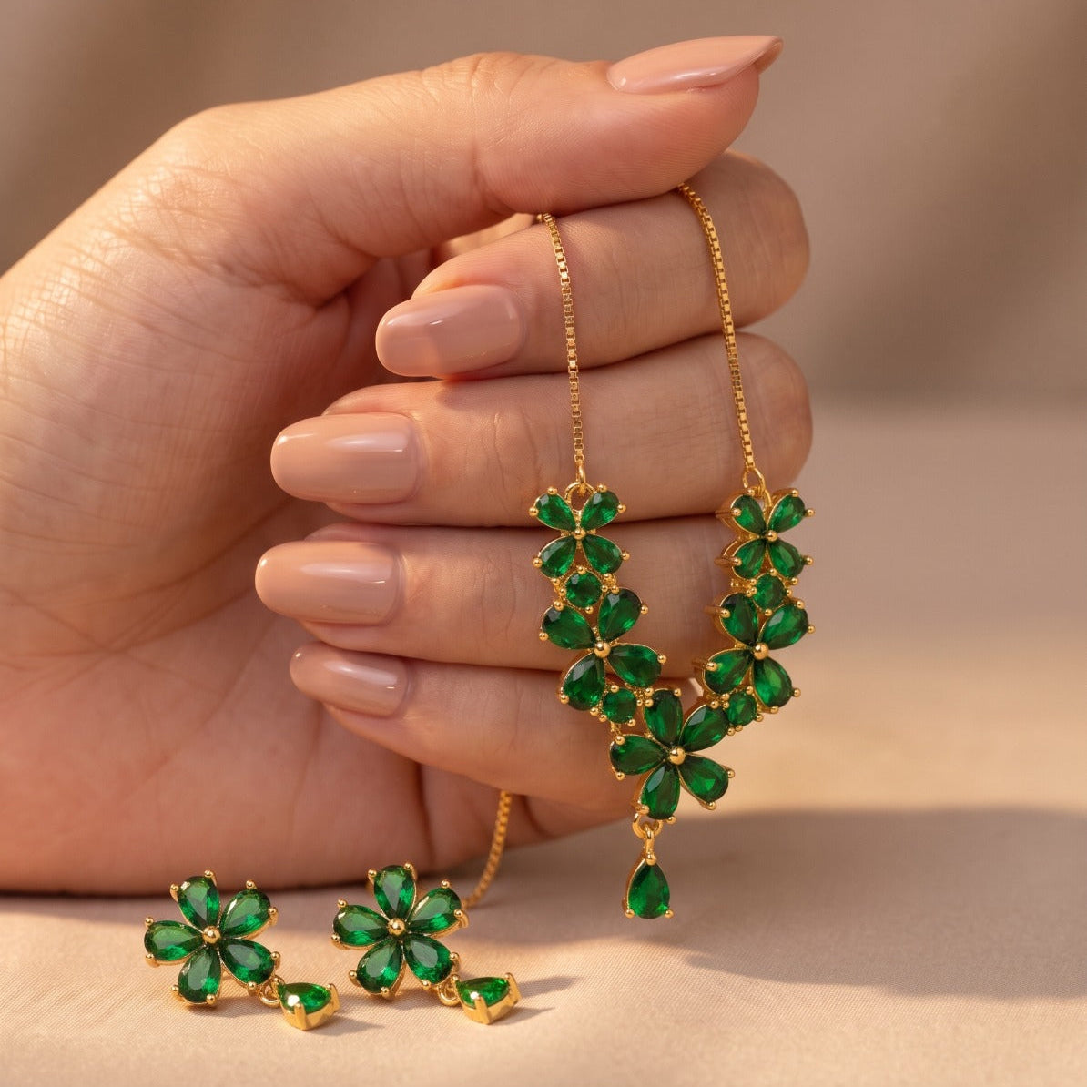 Stylish Design Gold Plated Crystal Stones Necklace Set for Girls/Women