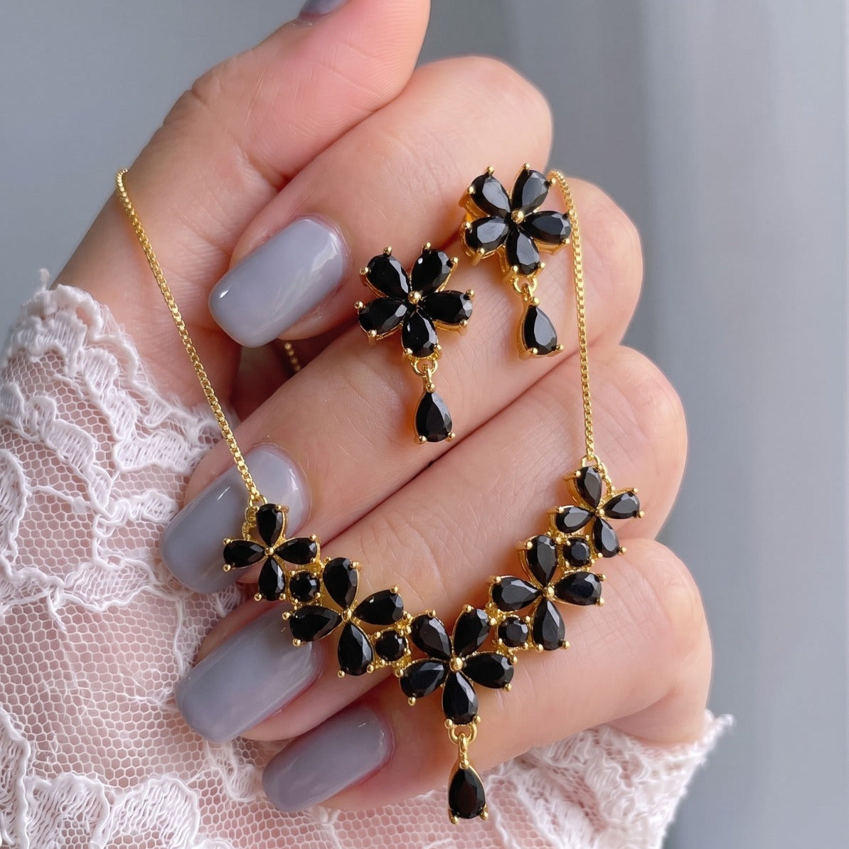 Stylish Design Gold Plated Crystal Stones Necklace Set for Girls/Women