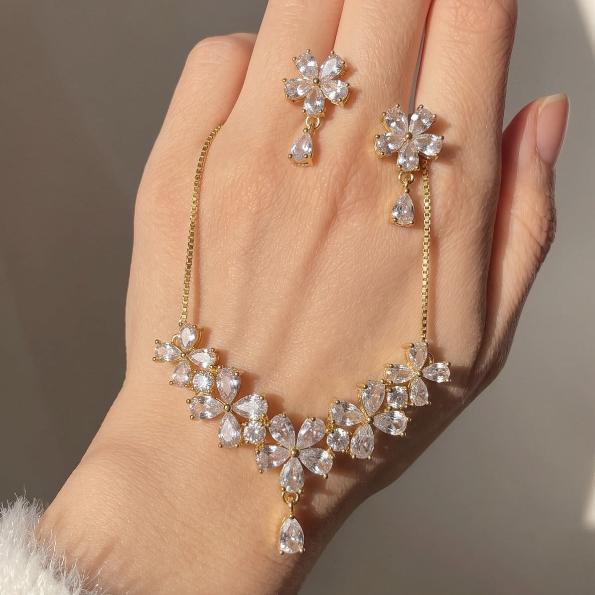 Stylish Design Gold Plated Crystal Stones Necklace Set for Girls/Women