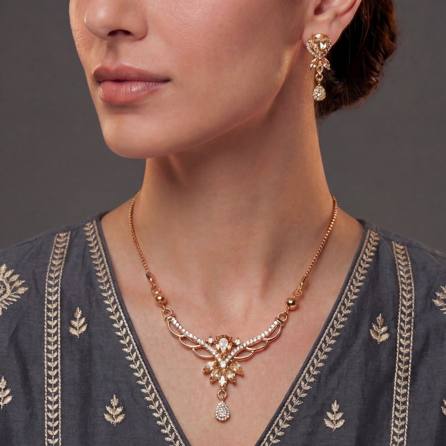 Stylish Design Gold Plated Crystal Stones Necklace Set for Girls/Women