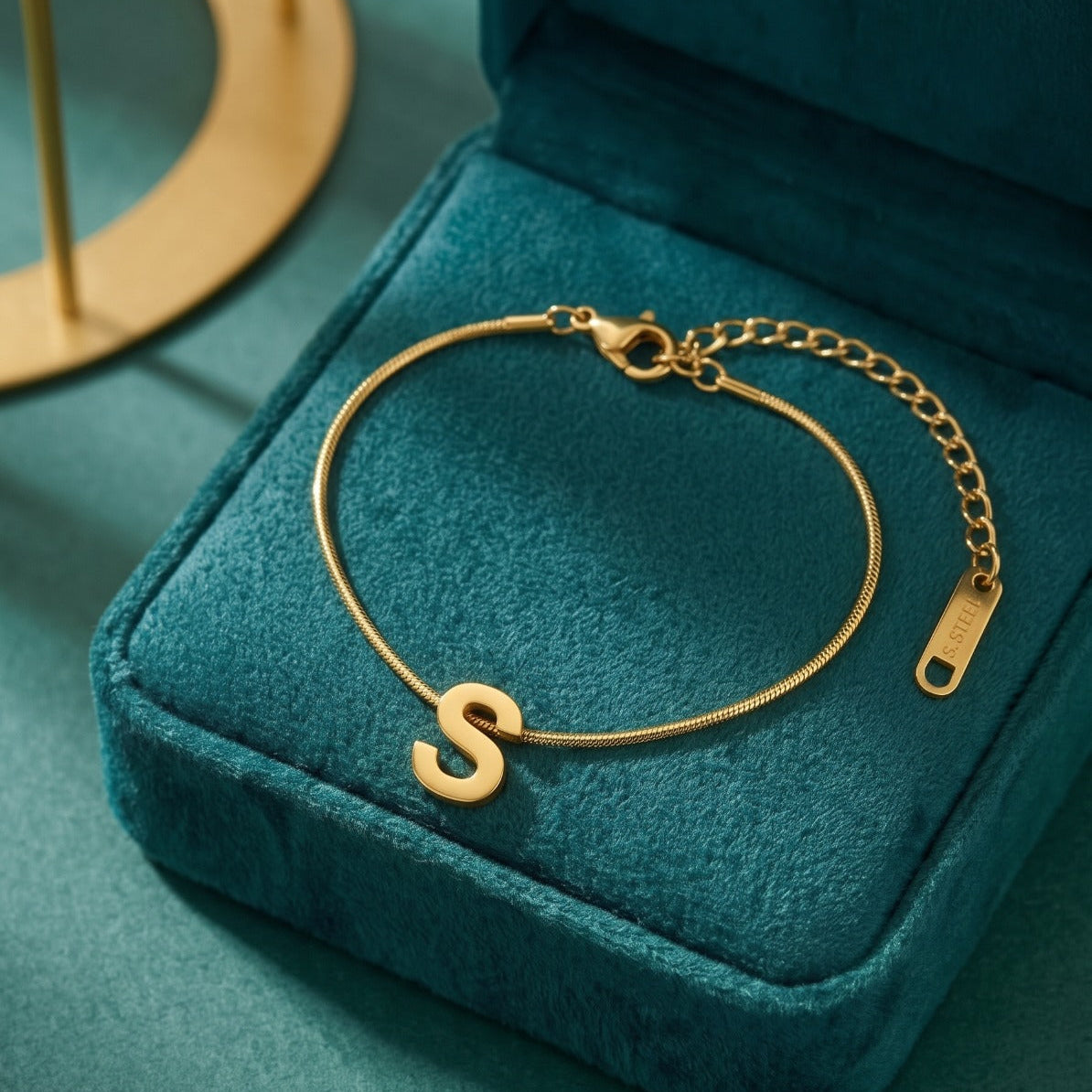 Elegant Design Gold Plated Alphabet Bracelet for Girls/Women