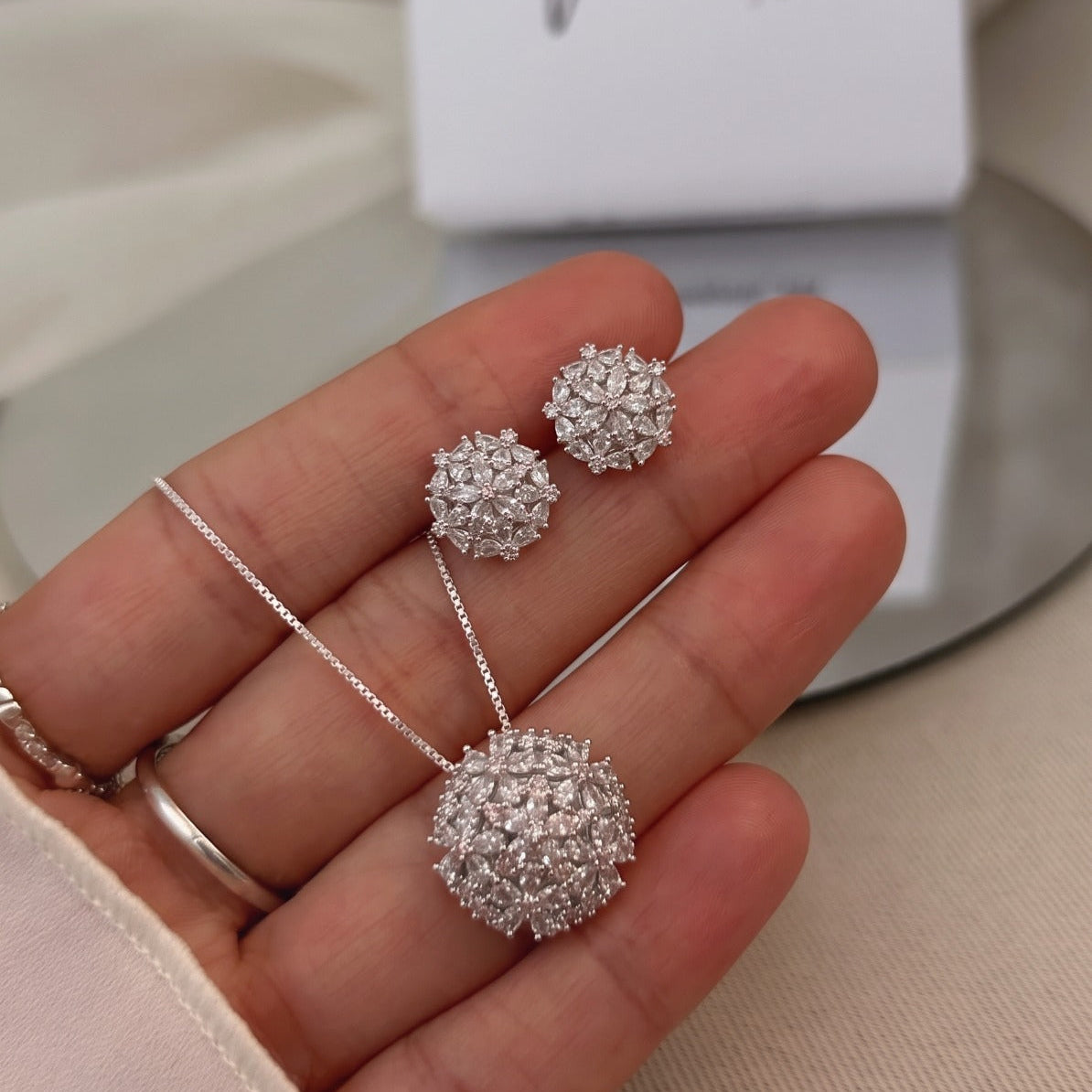 Beautiful Design Silver Plated Crystal Stones Necklace Set for Girls/Women