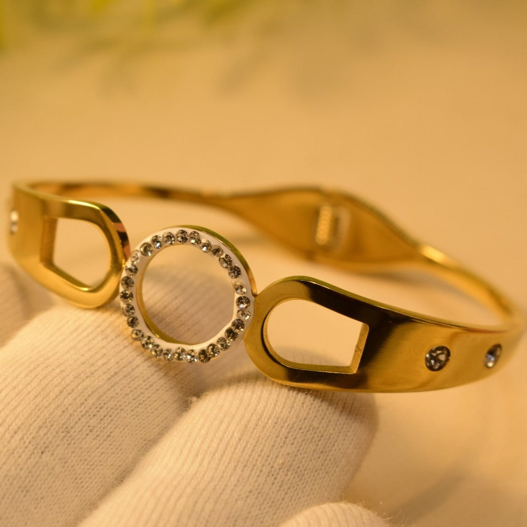 Elegant Stylish Design Golden Bracelet for Girls/Women