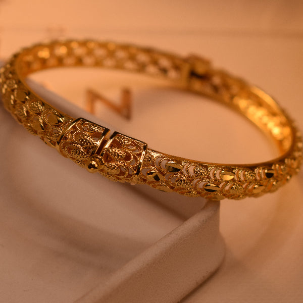 Dazzling Unique Design Gold Plated Bracelet for Girls/Women
