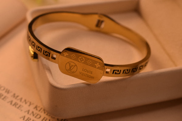 Glamorous Unique Design Gold Plated Bracelet for Girls/Women