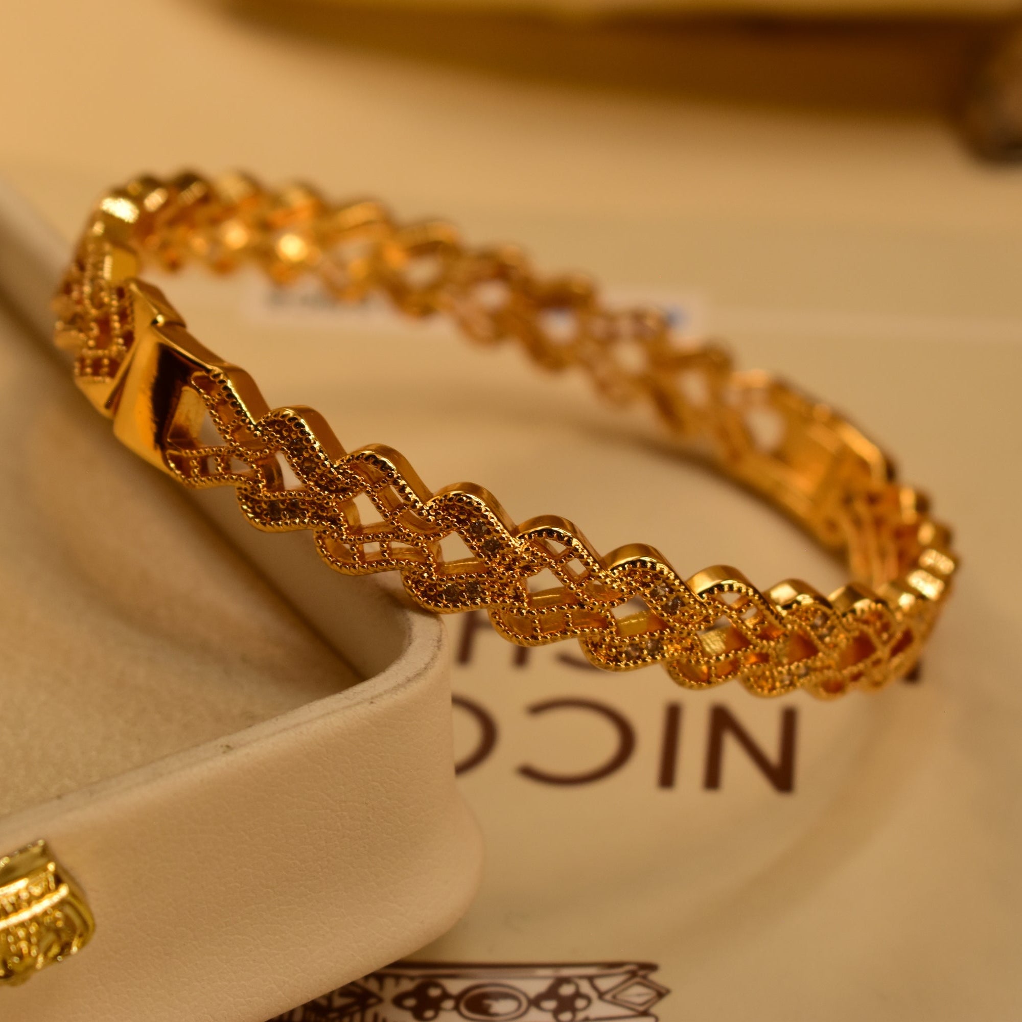 Gorgeous Unique Design Gold Plated Bracelet for Girls/Women