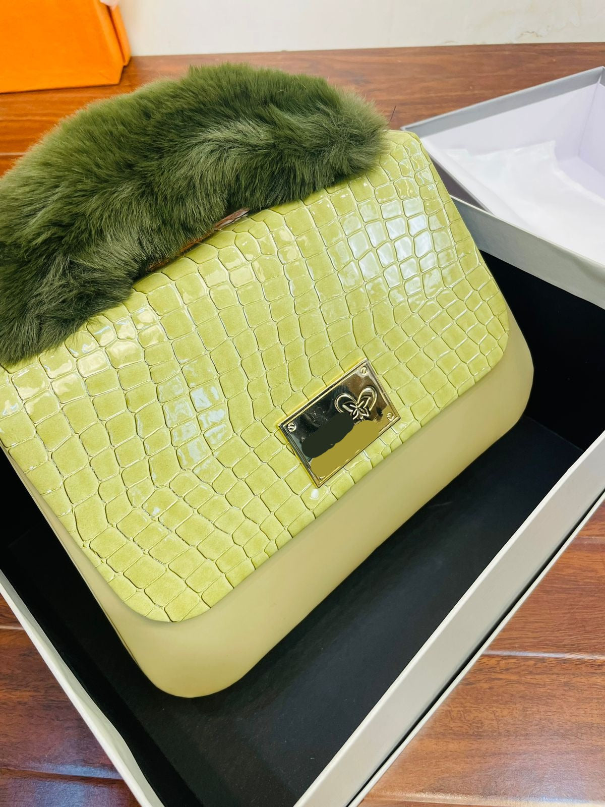 Stylish Parrot Color Handbag For Girls/women