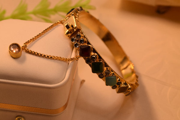 Elegant Design Gold Plated Crystal Stones Bangle for Girls/Women