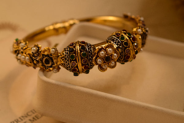 Sparkling Design Gold Plated Crystal Stones Bangle for Girls/Women