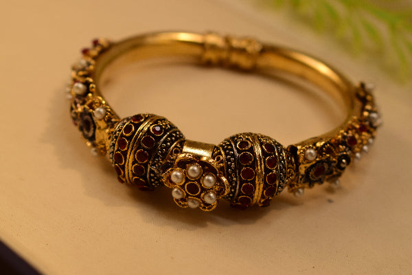 Sparkling Design Gold Plated Crystal Stones Bangle for Girls/Women