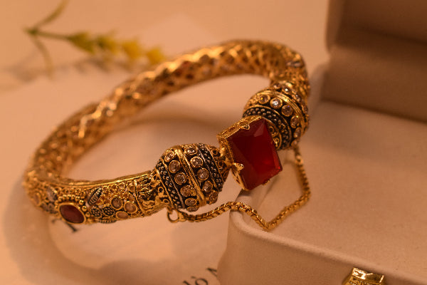 Dazzling Design Gold Plated Crystal Stones Bangle for Girls/Women