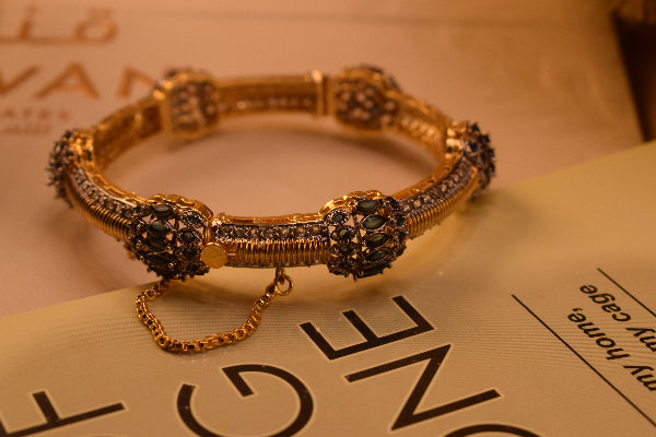Beautiful Design Gold Plated Crystal Stones Bangle for Girls/Women