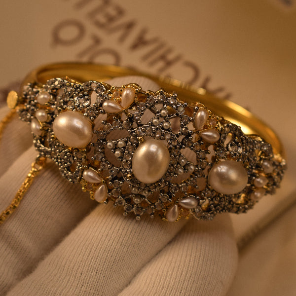 Beautiful Unique Design Gold Plated Crystal Stones Bangle for Girls/Women