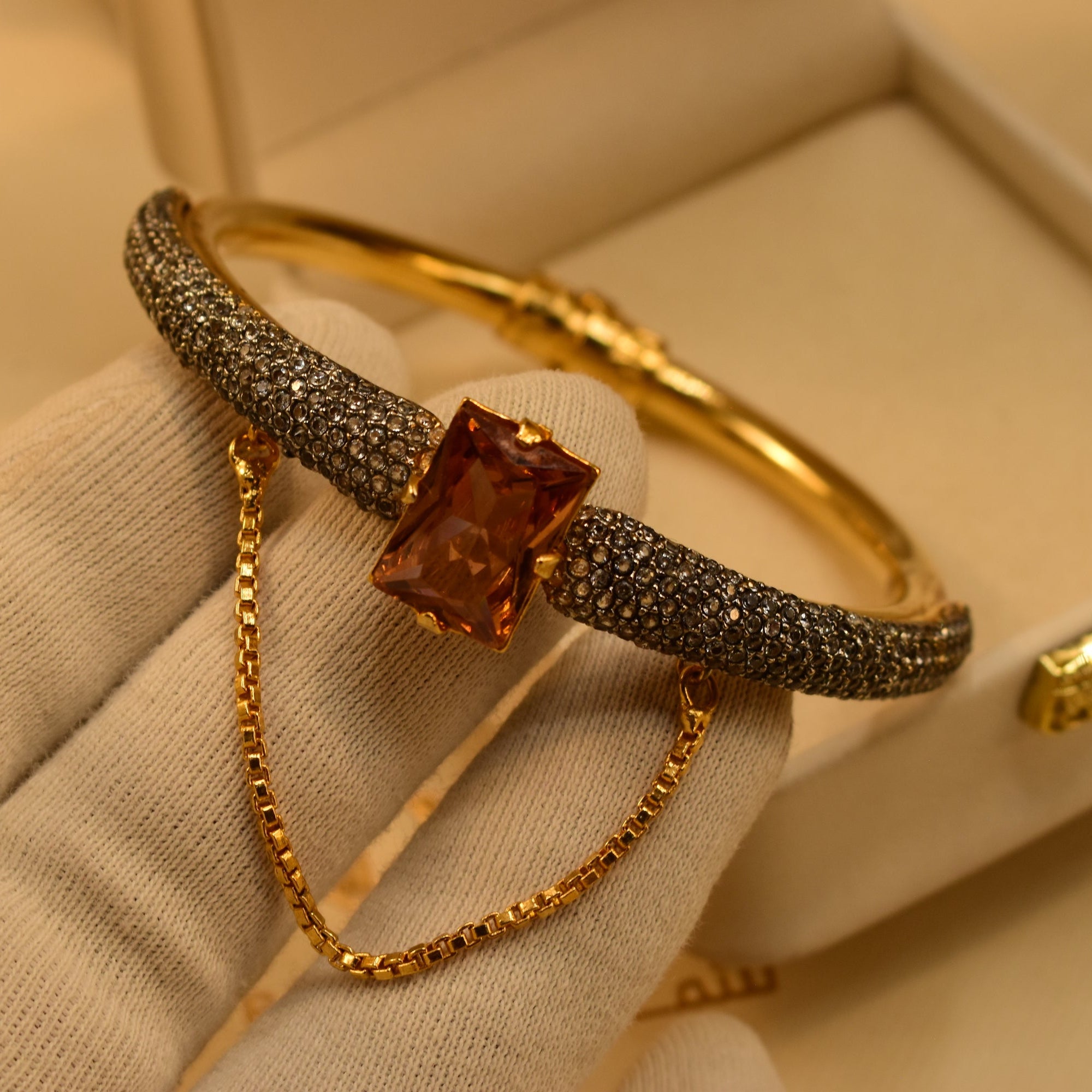Charming Unique Design Gold Plated Crystal Stones Bangle for Girls/Women