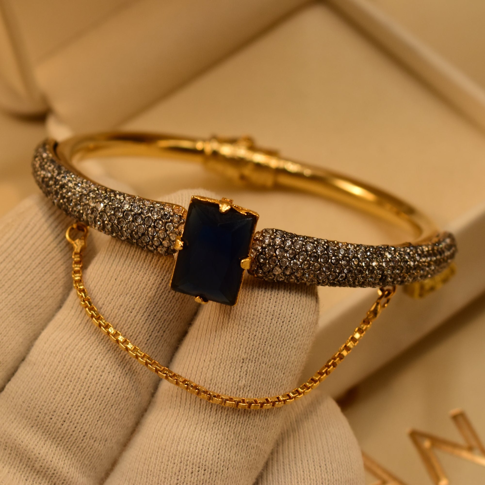 Charming Unique Design Gold Plated Crystal Stones Bangle for Girls/Women