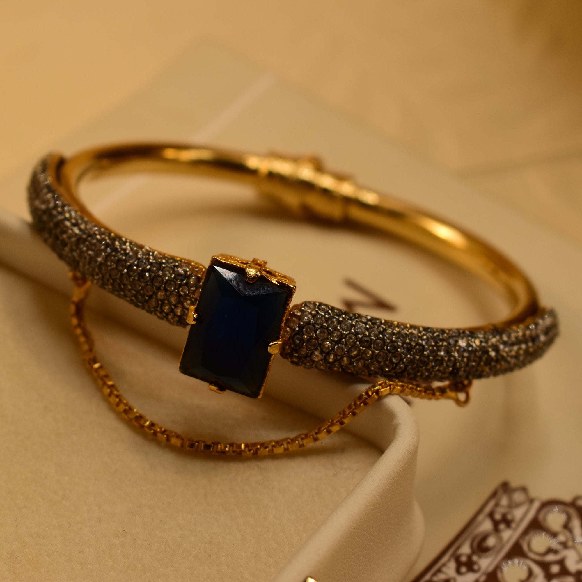Charming Unique Design Gold Plated Crystal Stones Bangle for Girls/Women